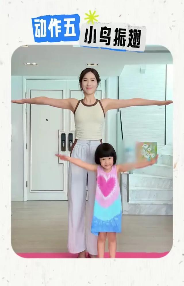 39岁李亚男在家中锻炼,6岁女儿高高瘦瘦,家中客厅宽敞阔气!