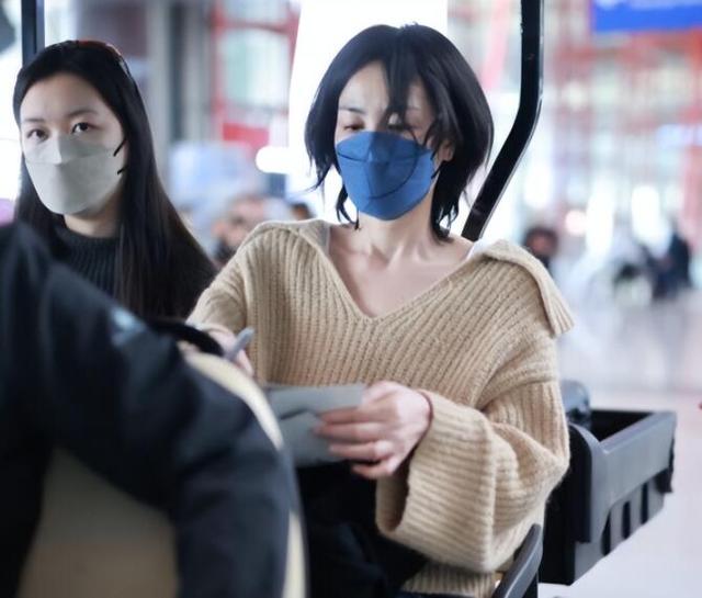 王菲机场罕秀恩爱,头靠谢霆锋肩膀撒娇,两人一举动表露真爱无敌