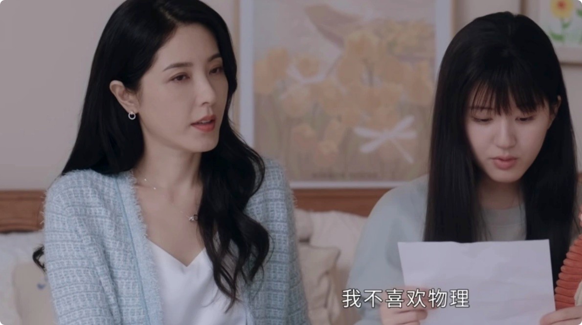 当44岁贾冰和47岁曾黎演夫妻,二人一同框,画面就尴尬了