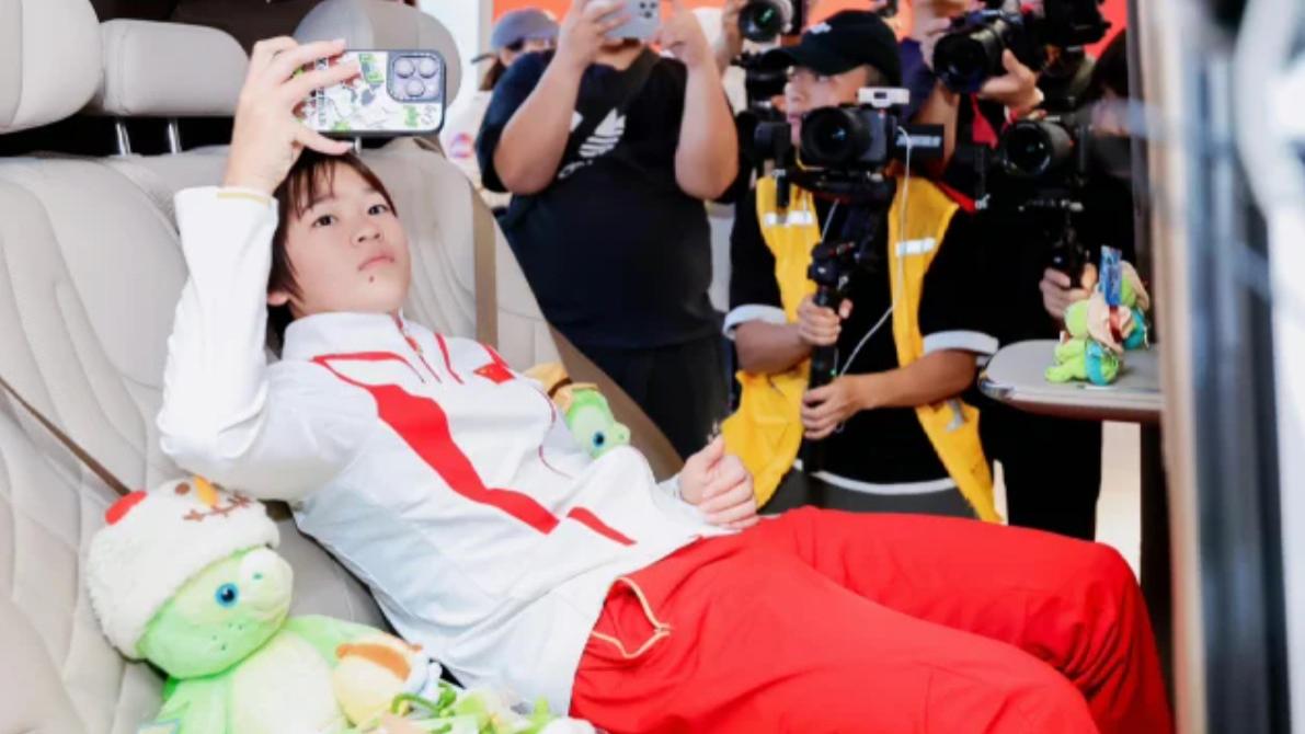 全红婵出席赠车仪式，全程心情低落不开心，知情人曝原因太心疼