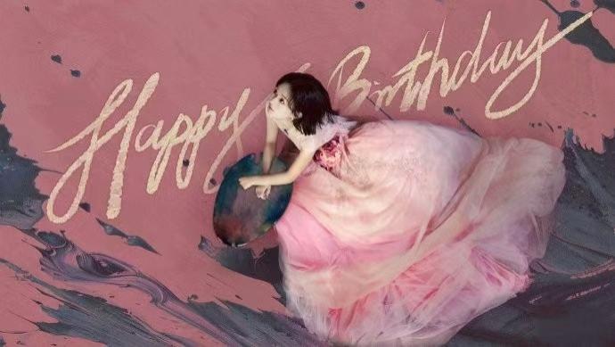 10月16日赵丽颖庆生，高定粉色纱裙时尚蜕变，诠释梦想无界限