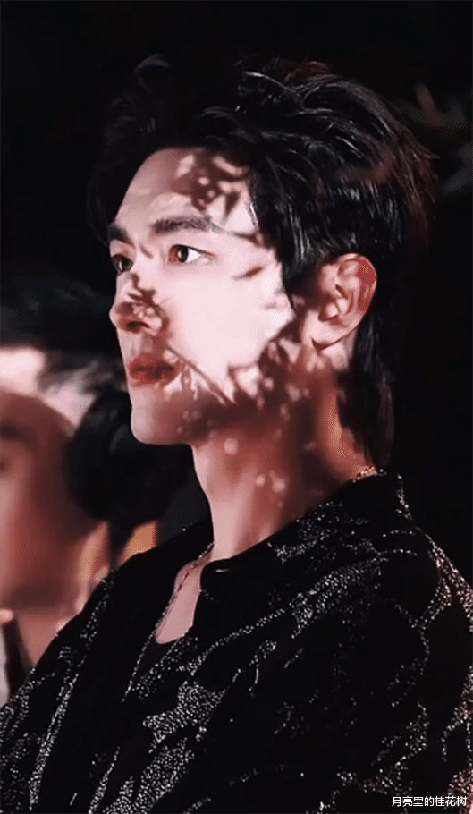 林更新亮相风起东方华服盛宴,两套造型首尾呼应,网友:贵气优雅