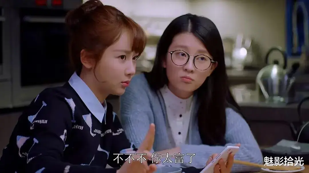 32岁杨紫抱爱狗庆生，针织衫长筒靴身材爆炸