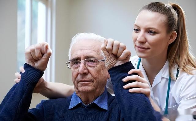 医生忠告：患上高血压的人，一定要补充3种维生素，预防脑梗上门