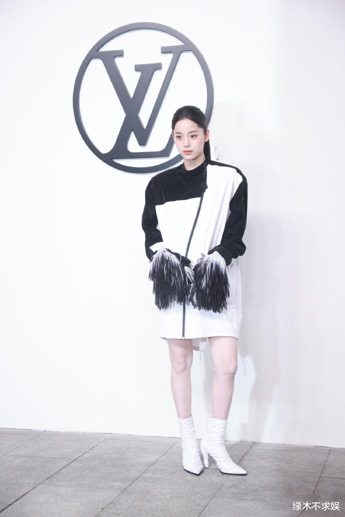 LV大秀又“出丑”!刘亦菲造型翻车,宋茜妆全花了,周冬雨全靠修