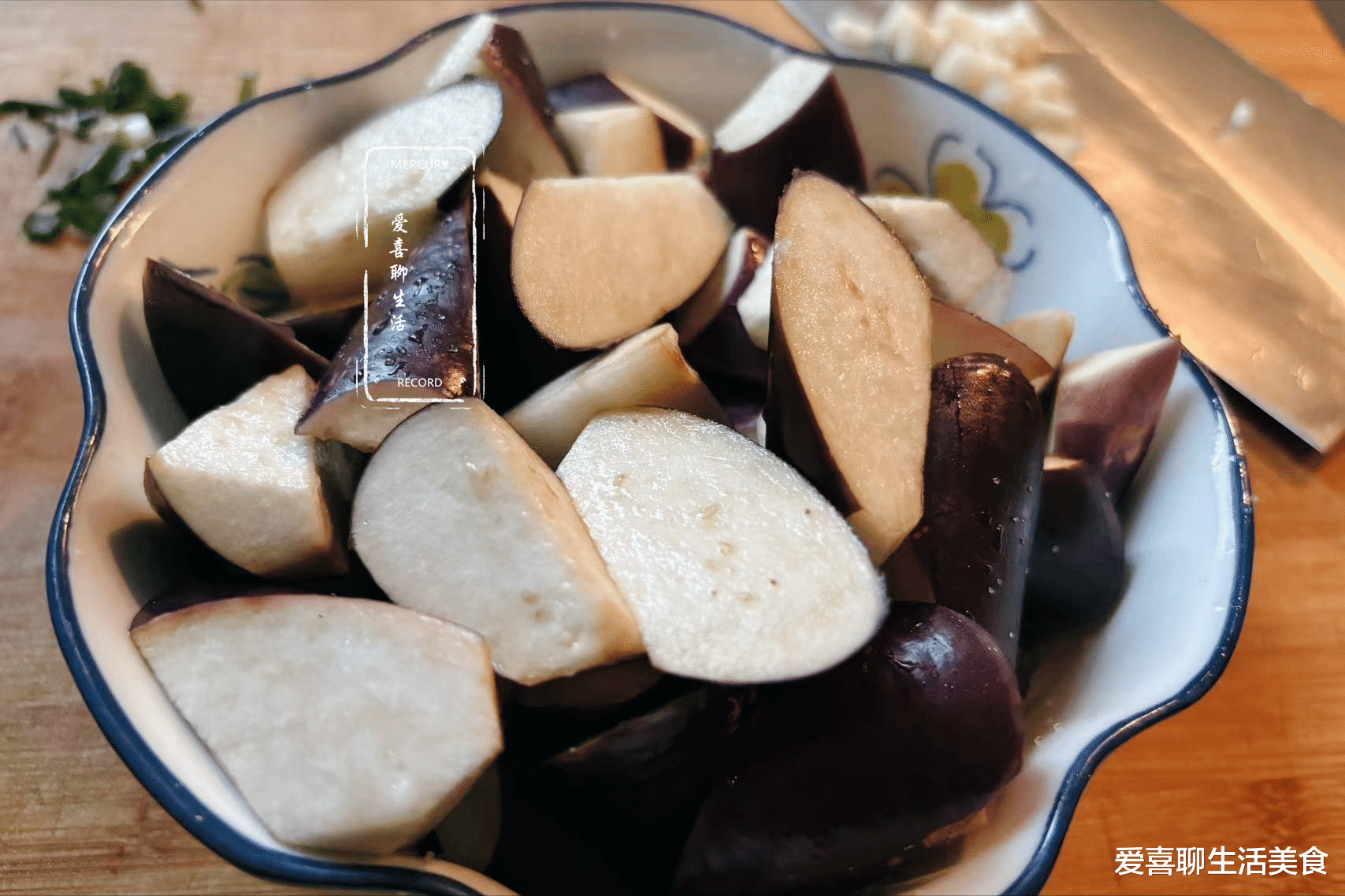 茄子直接炒就错了，难怪硬邦邦不入味，教你一招，香滑软嫩不吸油！