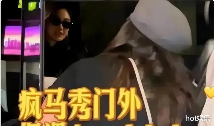 杨颖与辛巴合体直播,被喊“顶流”表情难堪,试水复出再次失败