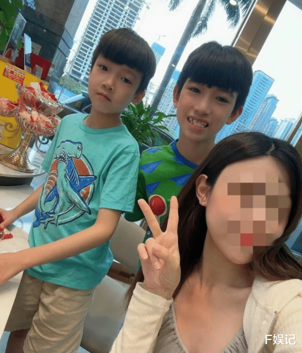 陈豪陈茵媺在深圳偶遇粉丝开心合影 3个子女拍合照开心抢镜成焦点