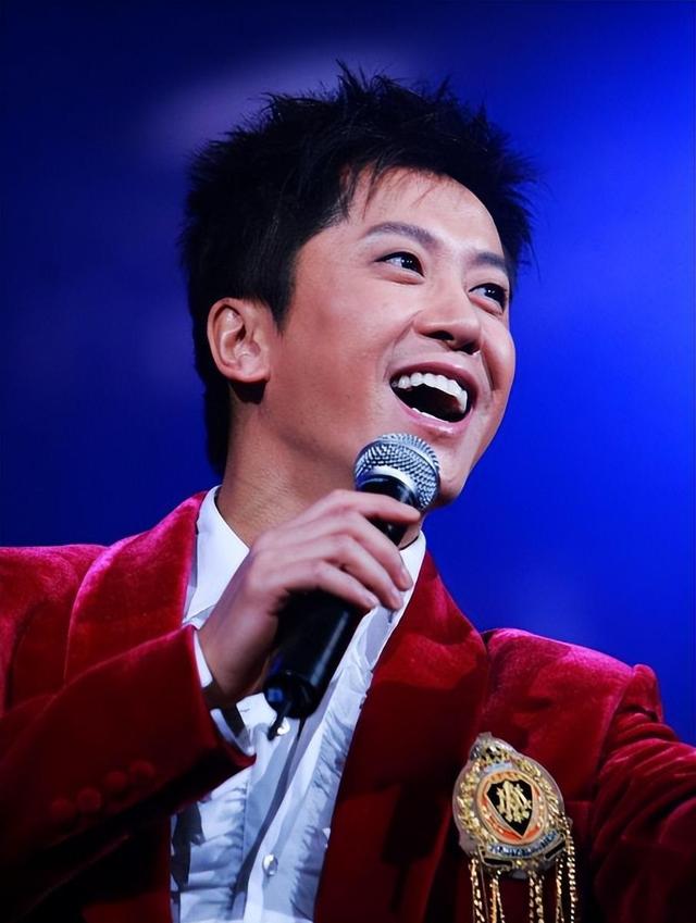 毛宁|毛宁8次登春晚，作死被捕入狱，54岁靠商演赚钱，杨钰莹也痛恨他