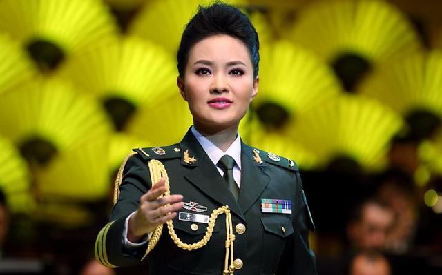 雷佳|她是首位博士级歌唱家，曾12次荣登春晚，其丈夫身份更让人震惊