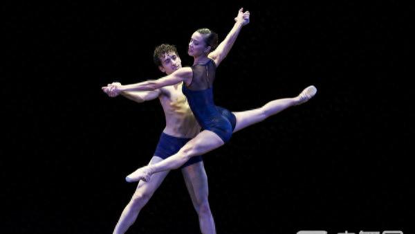 女舞者高抬腿竟然不穿底裤？观众全都沸腾了，金星直言这哪里像话