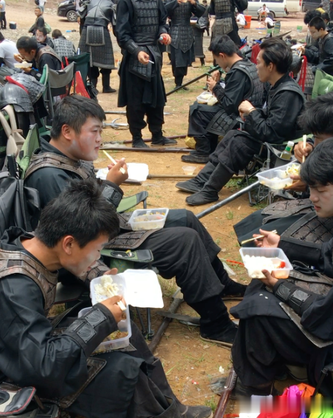 娱乐圈森严的等级,从“慕容复”的一份盒饭上,看得明明白白