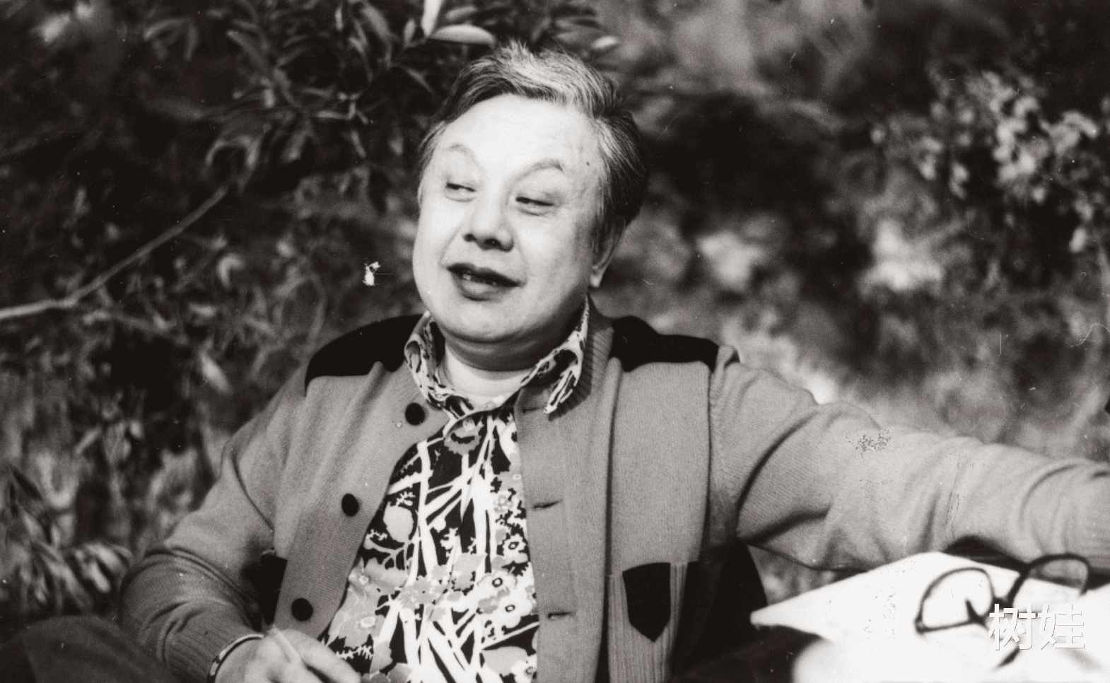 76岁姜大卫与张彻遗孀合照，半蹲合照以表敬意，称见到师母太开心