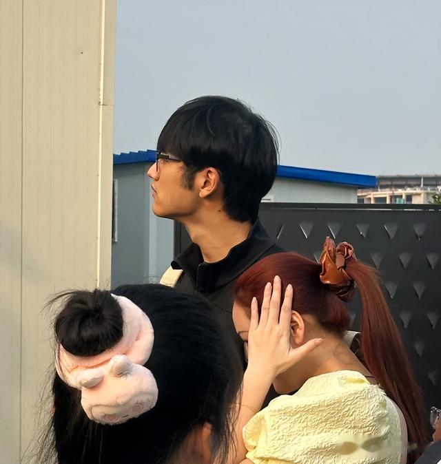 金莎和孙丞潇逛环球,打扮老气和男友像母子,孙丞潇一脸不耐烦