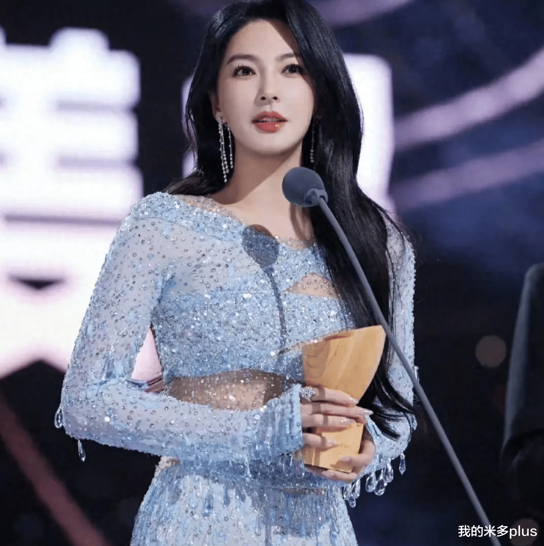 张雨绮大方展示微胖身材,腰间一圈赘肉,一顿饭10个菜吃胖太多