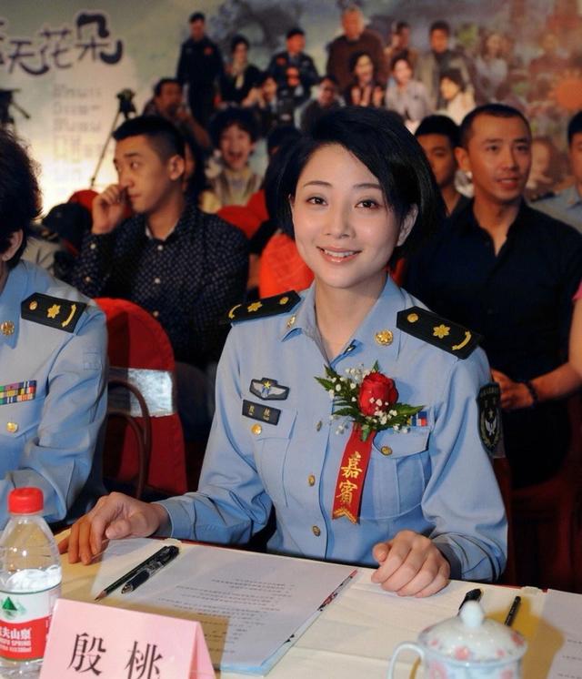 她是演员中的女富豪,多辆豪车轮流开,如今44岁却活得像20岁