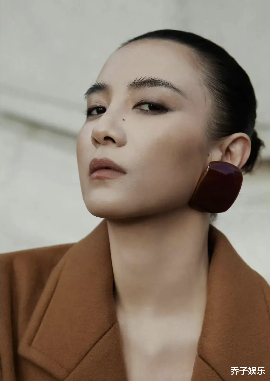 这个“疯”女人真牛，上得了时装周，下得了大深山