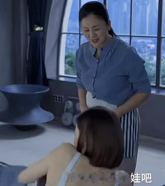 条件不符就别尬演“女霸总”了，49岁佘诗曼告诉你，啥叫职场精英
