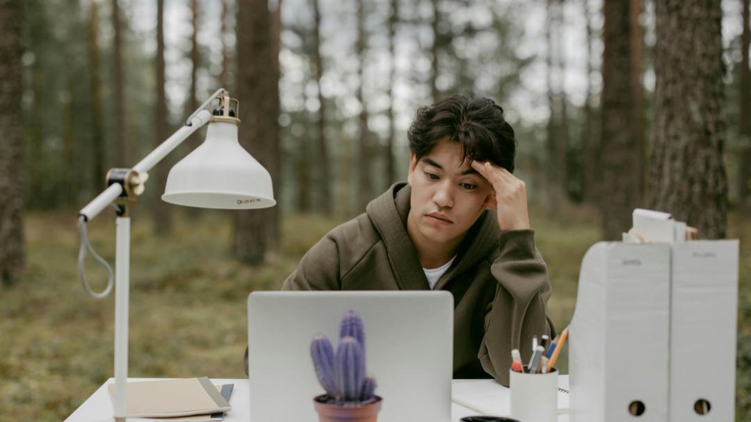 东亚人为什么活得这么累？如何逃出过劳的“摩登时代”？