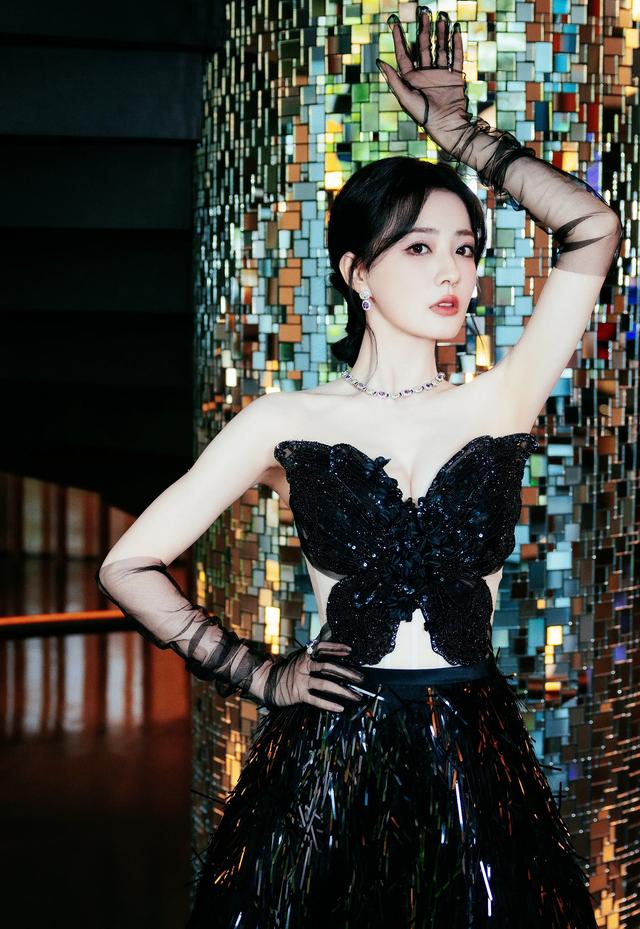 哇哦!没想到徐璐搭配这身黑蝴蝶装甚是好看呢!