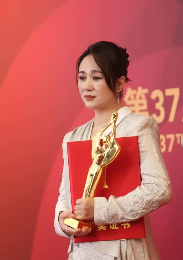 百花奖众生相:有人高兴啃奖杯,有人后台破大防,缺席的她赢麻了