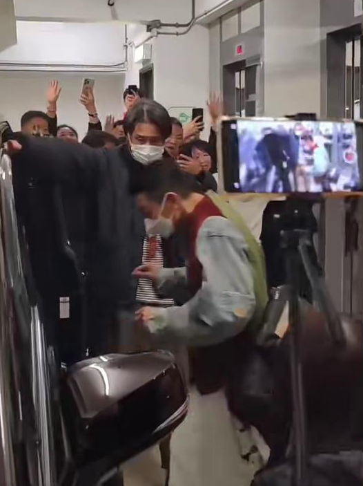 刘德华年初二现身跟粉丝拜年，给每个人发2封红包，金额曝光