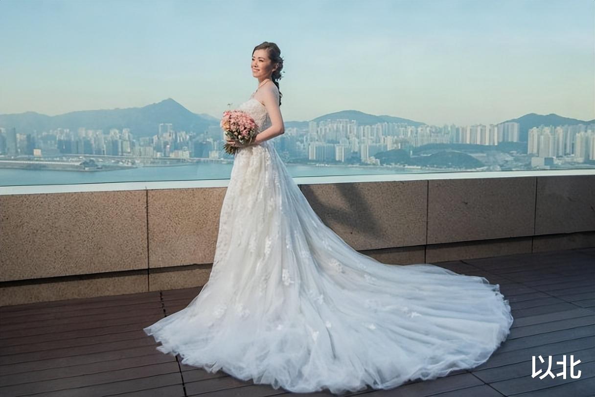 他身高1.88是亚视三雄之一，曾获赞最有台型，夫妻皆面嫩保养有招