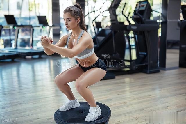 深蹲训练动作合集：从基础到进阶，全面掌握深蹲系列动作