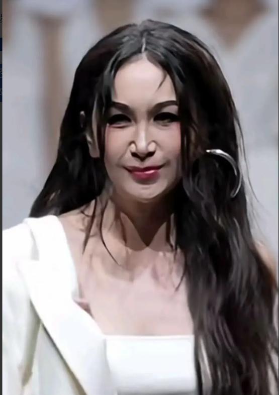 太吓人了！58岁的温碧霞强行装嫩，披头散发，脖子前倾像驼背