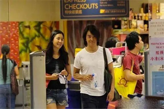 别可怜郑伊健了!妻子蒙嘉慧撕开他这层遮羞布,难怪他会长住日本