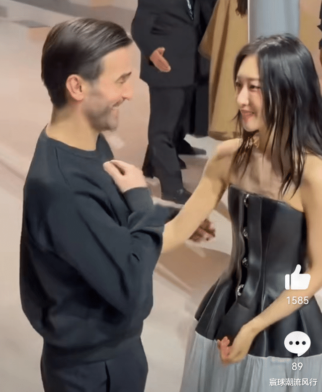 周冬雨LV大出风头！穿抹胸裙用英文交流好长脸，被富婆吐槽耍大牌