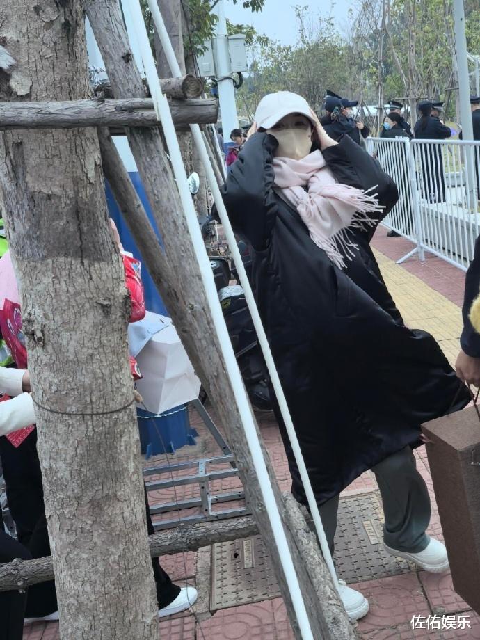 赵丽颖带儿子看烟花秀,想想阳光帅气神似冯绍峰,招风耳抢镜