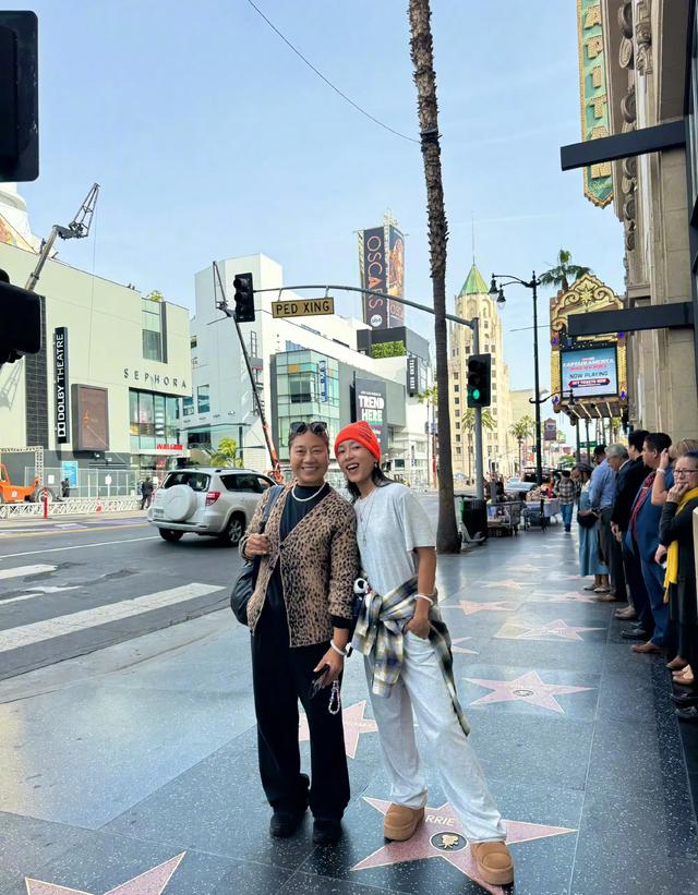 吉克隽逸晒跟妈妈美国游玩照片,身穿挂脖瑜伽服,大秀火辣身材