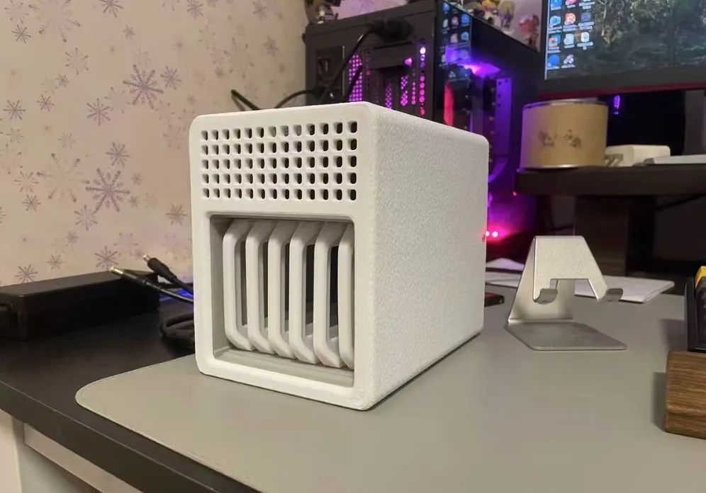 大神自制NAS小机箱，可以插入6块硬盘，颜值很哇塞