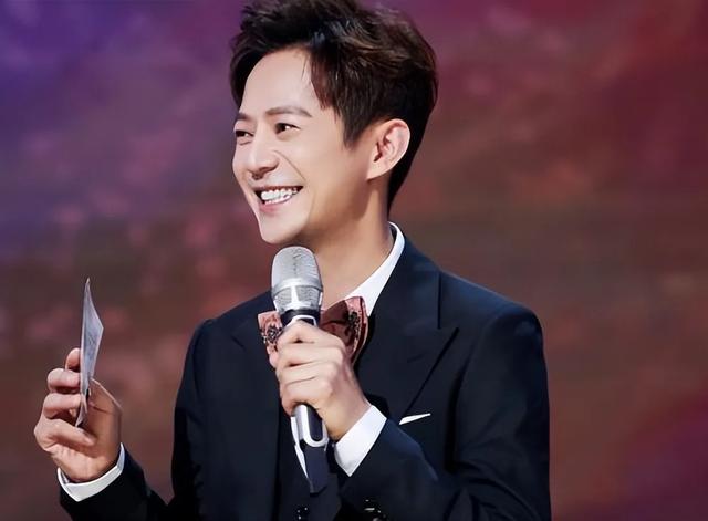 何炅：20年努力护着4个家人，最后却一个没留住，他老了，也累了