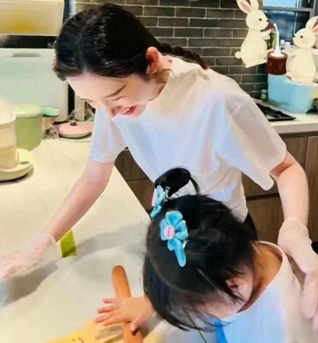 唐艺昕出门溜娃,4岁女儿梳马尾穿平价童装,体型和张若昀一样瘦