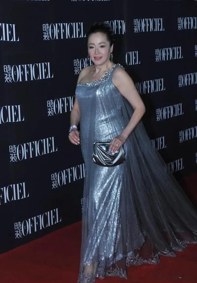 77版“黄蓉”老了仍然迷人,穿“鱼鳞裙”风韵妖娆,美出高级感