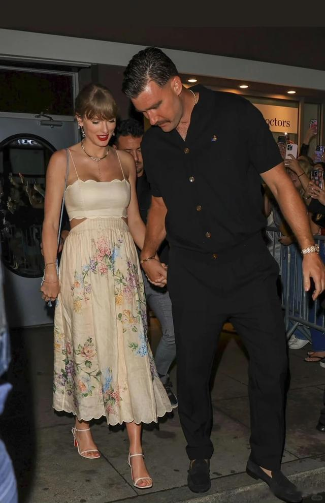 Taylor swift 和男朋友观看美网男单决赛,观众席变成了狗粮席