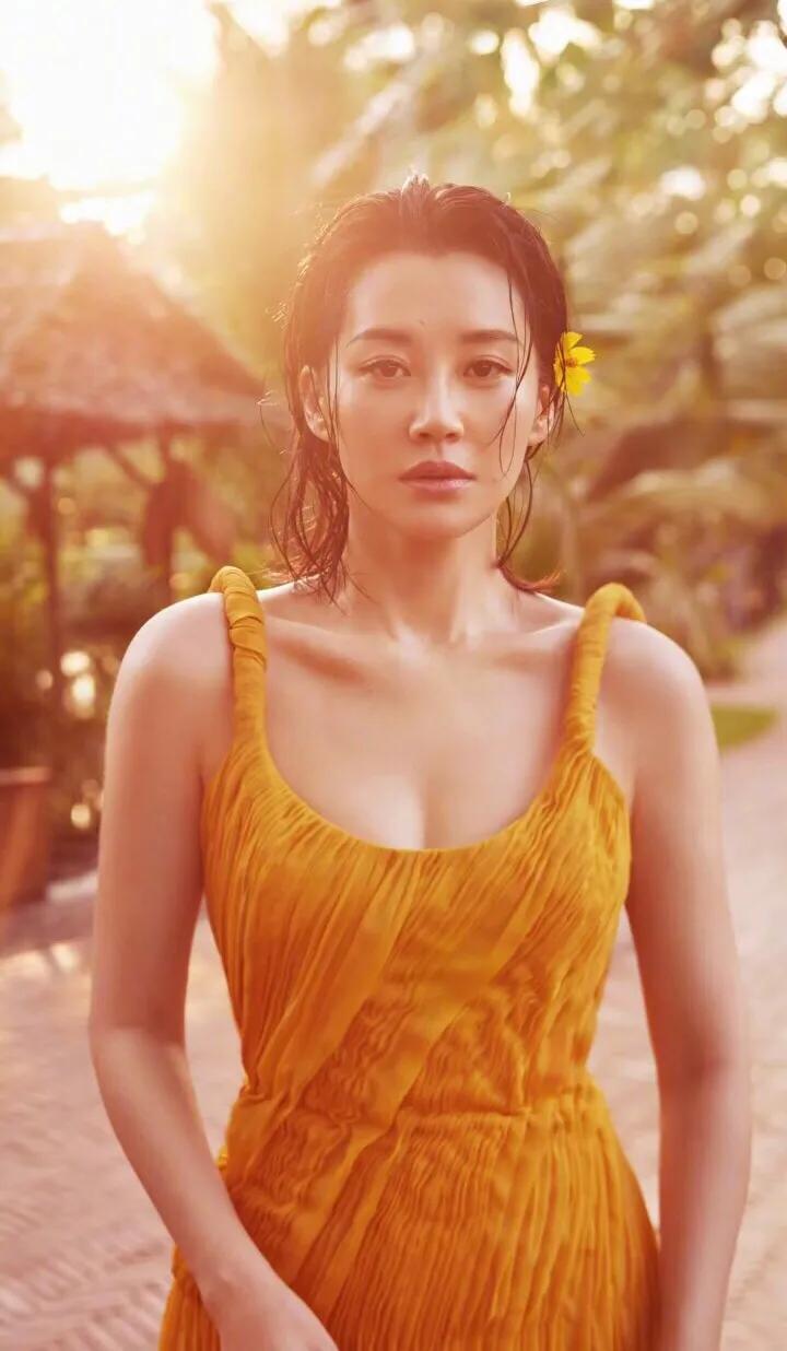 女神许晴:情伤王志文,与华晨宇闹绯闻,如今54岁依旧“火辣”!