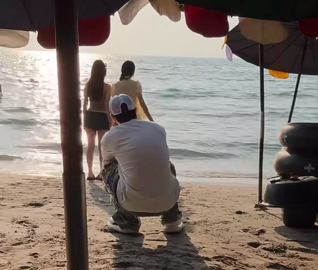 钟丽缇一家泰国度假，张伦硕海边直播给女儿拍照，跟亲爸爸没区别