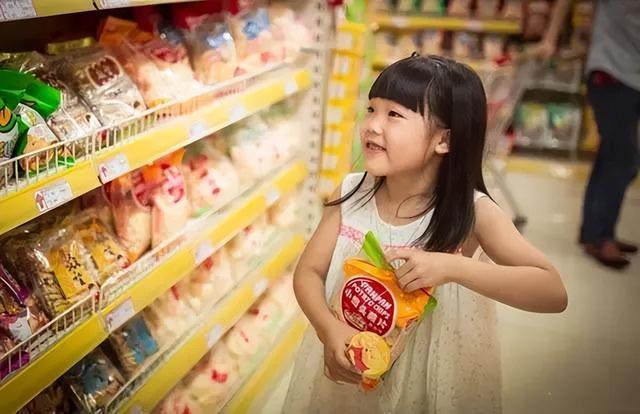 趁着家长吃火锅，俩孩子偷开59罐香油，妈妈处理方式值得点赞