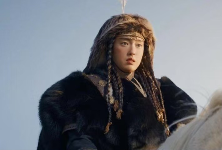 春节档火了2位野性美女，长相独特高级，帅起来男主都要靠边站了