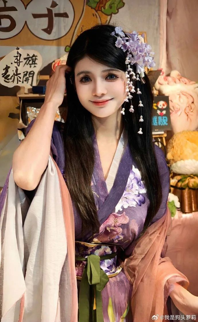 狗头萝莉穿汉服摆摊被夸，韵味十足！网友：许嵩诚不欺我