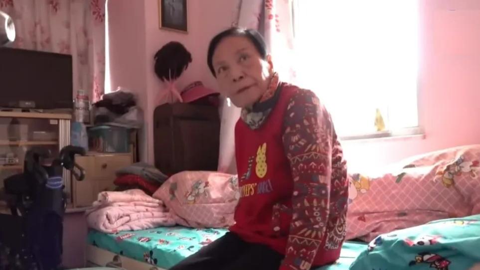 87岁女港星老无所依，名下有房却被迫住养老院，已立遗嘱捐空家产