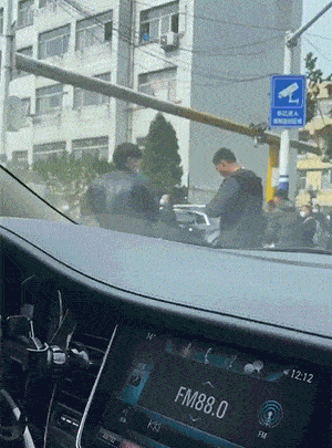 姑娘大意了，镜片里的反射被大家看得一清二楚，不觉得尴尬吗