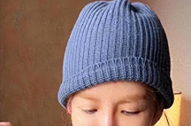 朱迅西安现身，没滤镜，嘴歪脸斜判若两人，穿搭倒是很博眼球