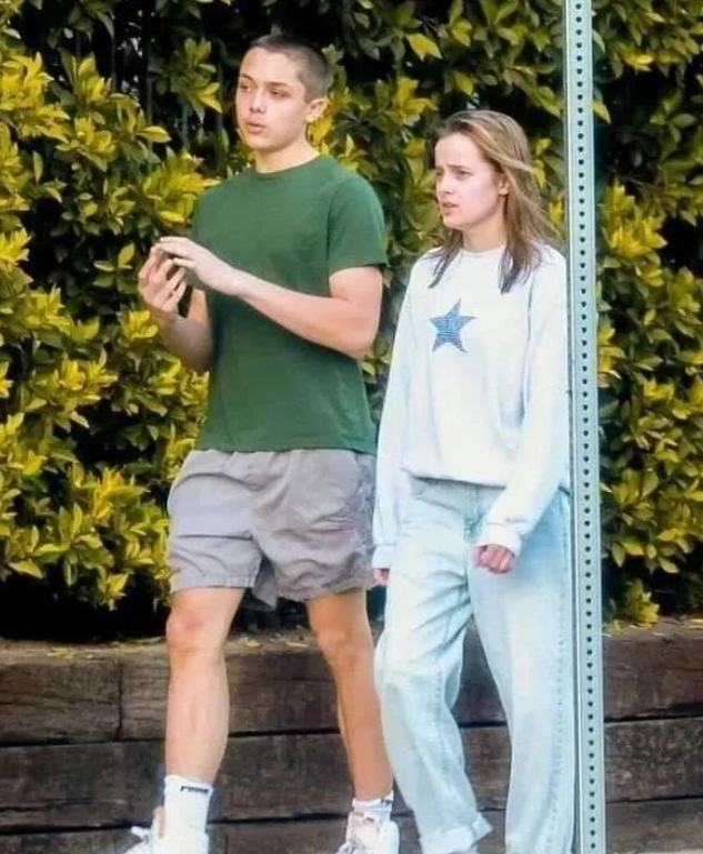 朱莉龙凤胎子女一起购物！皮特儿子眼神像爸爸，女儿也遗传父亲了