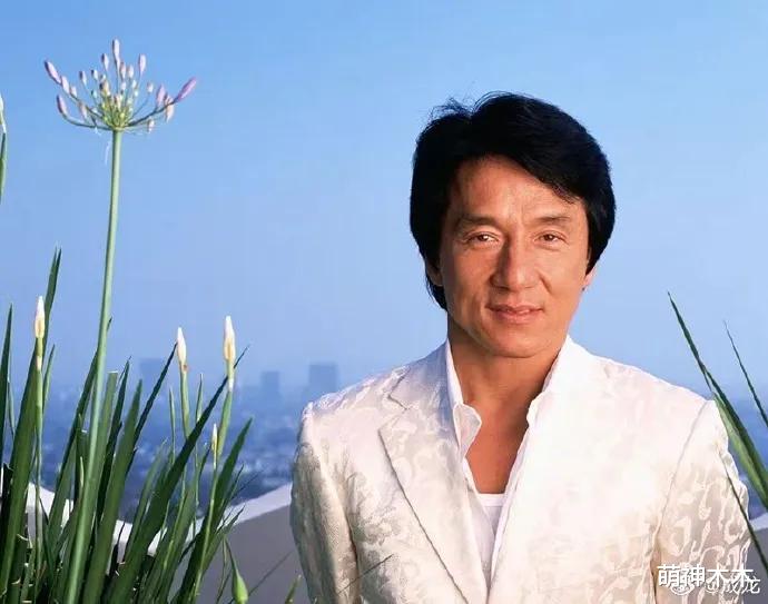 众星为70岁成龙庆生！本尊回应白发造型，晒年轻旧照感叹岁月如梭