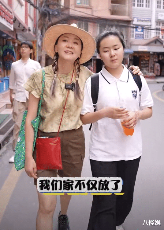 高鑫16岁女儿国外支教，嘉宝无打码正脸照曝光，长相英气更像妈妈