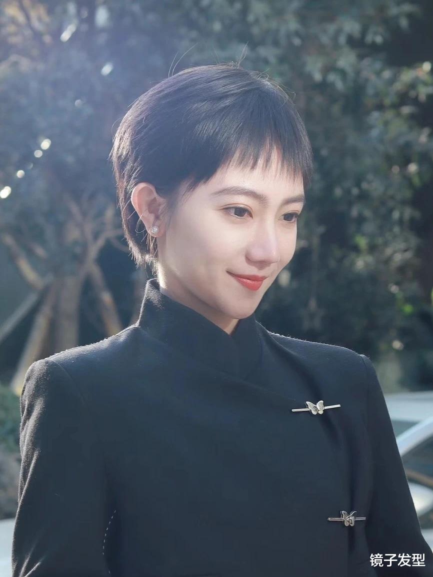 独领风骚的发型来了,挂耳层次短发就是不一样,简单却很有高级感